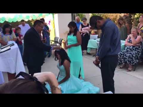 entrega de la biblia a una quinceañera