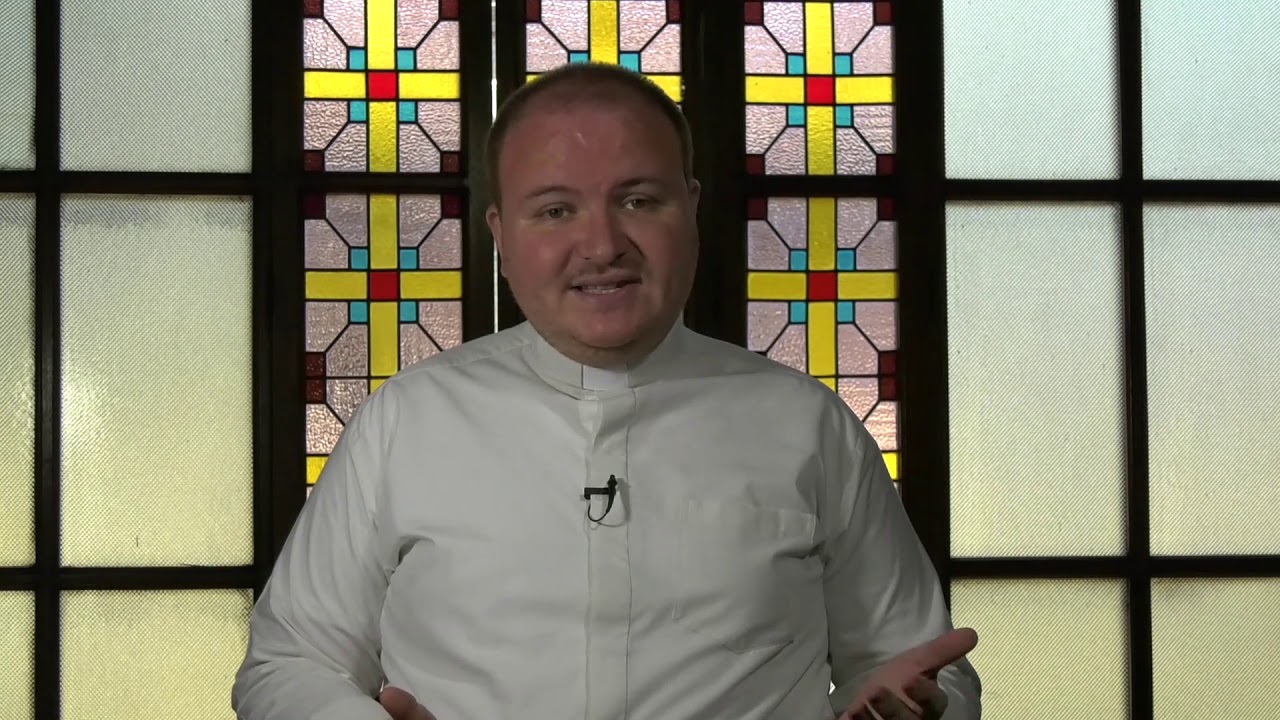 porque el sacerdote besa la biblia