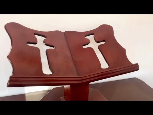 pedestal de madera para biblia
